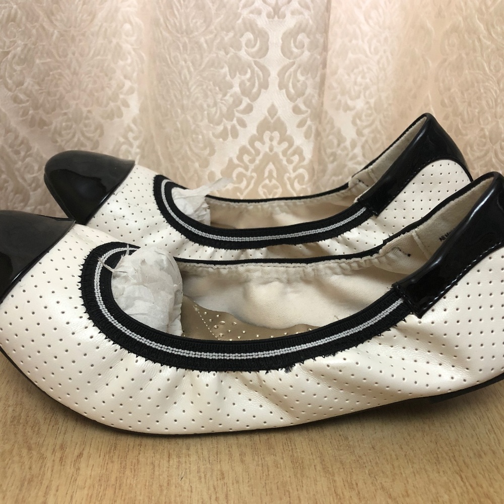 BRAND NEW: DexFlex Comfort Flats Size 8 White and Black